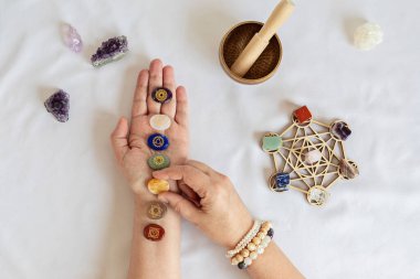Reiki çakra kristallerini kadının ellerinde iyileştirmek. Gemstone 'ların refah, meditasyon, istirahat, rahatlama, metafizik ve ruhani uygulamalar için terapisi. Enerji güç kavramı