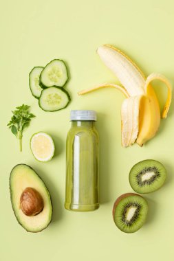 Sağlıklı taze avokado, kivi, muz ve çeşitli malzemelerle salatalık yeşili smoothie. Süper gıda detoksu ve diyet konsepti. Üst manzara, düz uzanma