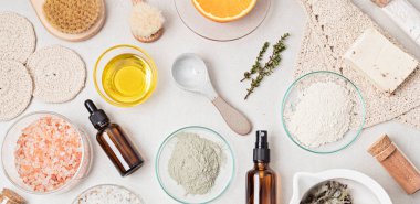 Ev yapımı kozmetik ve kil yüz maskesi. Sıfır atık, çevre dostu diy güzellik ürünleri hafif arka plan, düz alan, üst manzara