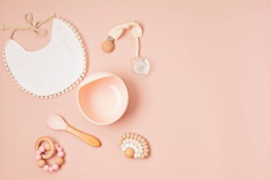 Bebek bulaşık takımının en üst görüntüsü. Bebek ve bebek için ilk güvenli tabak ve sofra takımı. Düz yat, model al. 