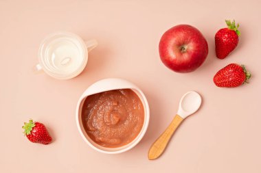 Taze meyvelerden yapılmış bebek püresi tarifi. İlk bebek katı yemek tarifi fikri. Üst manzara, düz uzanma