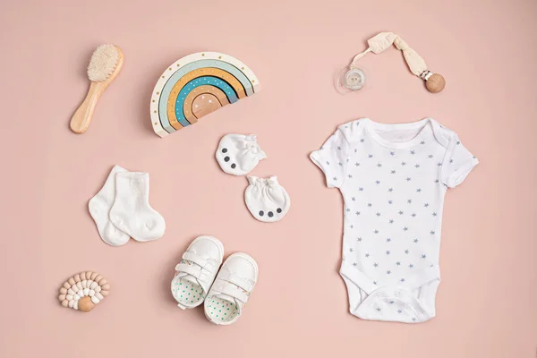 環境に優しい赤ちゃんのアクセサリーと有機綿で作られた幼児のボディスーツのモックアップ ブランド 広告のためのワンセイテンプレート フラットレイアウト トップビュー — ストック写真