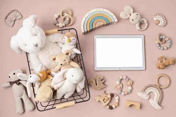 环保的儿童玩具和触摸板模型 为婴儿 幼儿申请可持续的 发育的 感官的玩具 并在网上销售二手玩具 — 图库照片