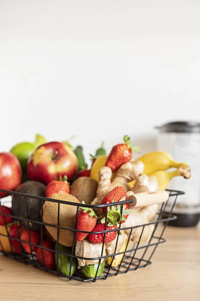 Υγιή Φρέσκα Φρούτα Και Λαχανικά Και Μπλέντερ Για Smoothies Διάφορα — Φωτογραφία Αρχείου