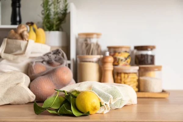 キッチンテーブルの再利用可能な袋の果物 持続可能 廃棄物ゼロ 健康的なライフスタイル 個人的な環境デトックス — ストック写真