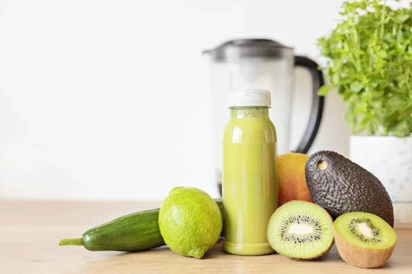 Gezonde Verse Avocado Kiwi Banaan Komkommer Groene Smoothie Met Diverse — Stockfoto