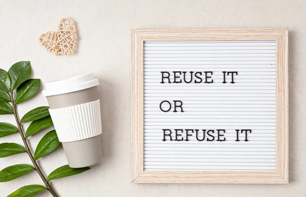 Reusable Coffee Goblet Dan Letterboard Dengan Teks Menggunakan Kembali Atau — Stok Foto