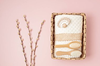 Cinsiyet ayrımı olmayan bebek kıyafetleri ve aksesuarlarıyla hediye sepeti. Organik yeni doğan kıyafetleri, moda, markalaşma, küçük işletme fikri. Düz yatış, üst görünüm