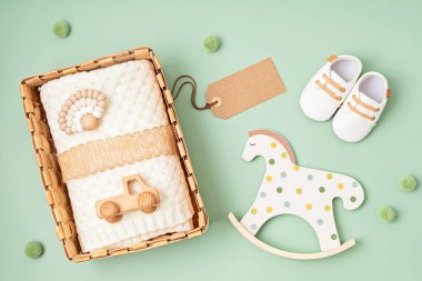 Cinsiyet ayrımı olmayan bebek kıyafetleri ve aksesuarlarıyla hediye sepeti. Organik yeni doğan kıyafetleri, moda, markalaşma, küçük işletme fikri. Düz yatış, üst görünüm