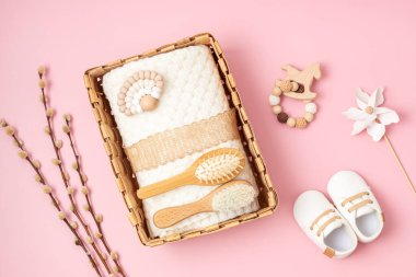 Cinsiyet ayrımı olmayan bebek kıyafetleri ve aksesuarlarıyla hediye sepeti. Organik yeni doğan kıyafetleri, moda, markalaşma, küçük işletme fikri. Düz yatış, üst görünüm