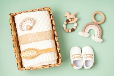 Cinsiyet ayrımı olmayan bebek kıyafetleri ve aksesuarlarıyla hediye sepeti. Organik yeni doğan kıyafetleri, moda, markalaşma, küçük işletme fikri. Düz yatış, üst görünüm