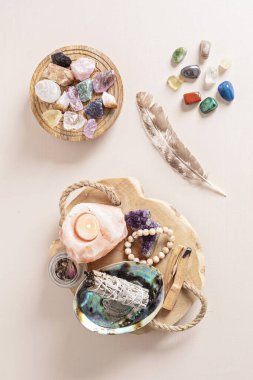 Beyaz adaçayı, palo santo, himalaya tuz mum tutacağı. Refah için doğal elementler, çevreyi negatif enerjiden arındırmak için elementler, pozitif titreşimler eklemek. Ruhani uygulamalar