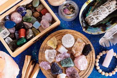 Beyaz adaçayı, palo santo, himalaya tuz mum tutacağı. Refah için doğal elementler, çevreyi negatif enerjiden arındırmak için elementler, pozitif titreşimler eklemek. Ruhani uygulamalar