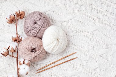 Doğal renklerde iplikle örgü örme hobisi. Soğuk sonbahar ve kış havasında stresi azaltmak için rahatlatıcı hobi..