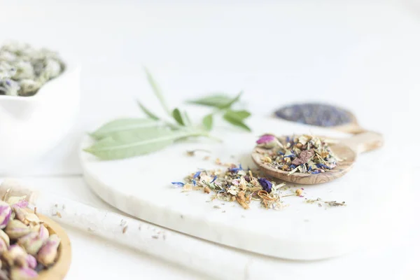 植物性ブレンド ハーブ 自然療法のためのエッセンシャルオイル 自然療法 ハーブ薬 白い木のテーブルの背景にお風呂とお茶のブレンド — ストック写真