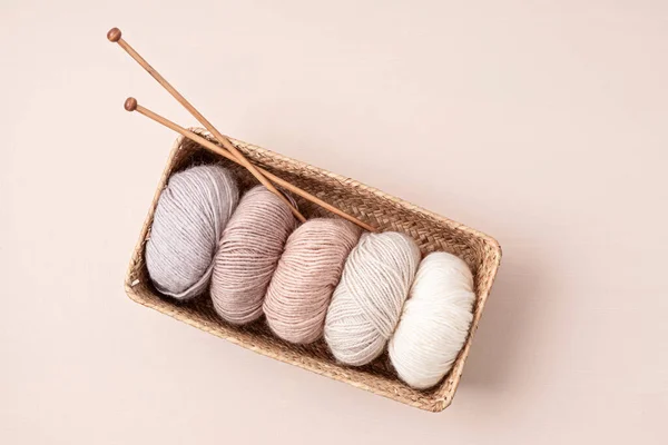 手工编织的业余爱好背景与纱线的自然色彩 推荐一种业余爱好 以减轻寒冷的秋天和冬季的压力 — 图库照片