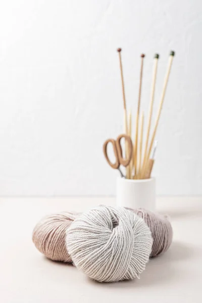 手工编织的业余爱好背景与纱线的自然色彩 推荐一种业余爱好 以减轻寒冷的秋天和冬季的压力 — 图库照片