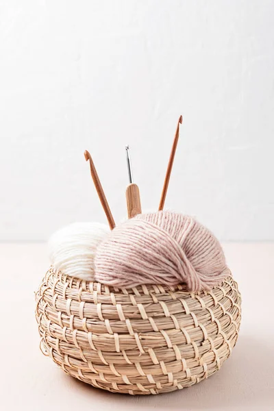 自然な色で糸で趣味のバックグラウンドを編むクラフト 寒い秋と冬の天候のストレスを軽減するための快適な趣味 — ストック写真