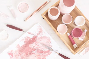 Sanatçılar için boya renkleri, fırçalar ve spatula seti. Sanatsal arka plan. Rahatlatıcı, yaratıcı hobi, sanat terapisi.