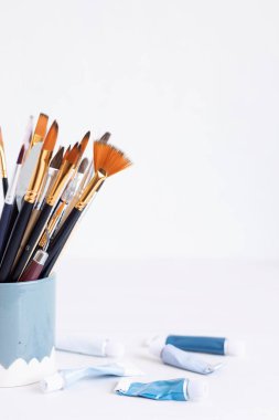 Sanatçılar için fırça seti. Sanatsal arka plan. Rahatlatıcı, yaratıcı hobi, sanat terapisi.