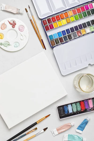 Artista Pintando Paletas Colores Pinceles Maqueta Lona Blanca Artesanía Hobby — Foto de Stock