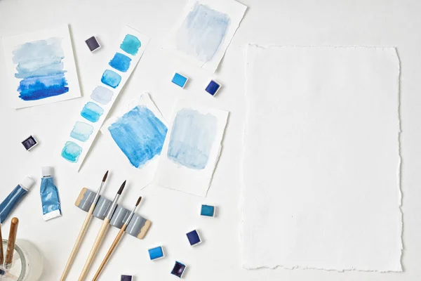 Artista Pintando Paletas Acuarela Pastel Azul Con Pinceles Antecedentes Artísticos — Foto de Stock