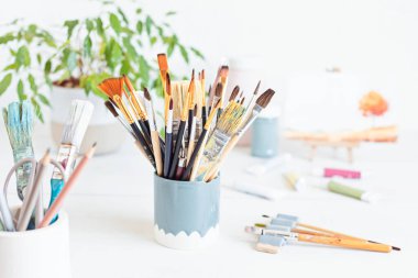 Sanatçılar için fırça ve renk seti. Sanatsal arka plan. Rahatlatıcı, yaratıcı hobi, sanat terapisi.