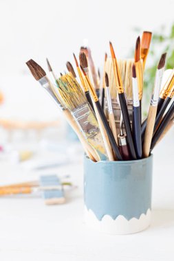 Sanatçılar için fırça ve renk seti. Sanatsal arka plan. Rahatlatıcı, yaratıcı hobi, sanat terapisi.