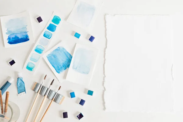 Artista Pintura Aquarela Paletas Pastel Azul Com Escovas Artesanato Fundo — Fotografia de Stock