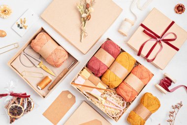 Örgü aşıkları için hediye kutusu hazırlıyorum. Plastiksiz sıfır atık paketi. Sonbahar tatilleri, noeller, anneler günü için aile ve arkadaşlar için kişisel çevre dostu sepet