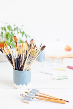 Sanatçılar için fırça ve renk seti. Sanatsal arka plan. Rahatlatıcı, yaratıcı hobi, sanat terapisi.