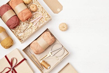 Örgü aşıkları için hediye kutusu hazırlıyorum. Plastiksiz sıfır atık paketi. Sonbahar tatilleri, noeller, anneler günü için aile ve arkadaşlar için kişisel çevre dostu sepet