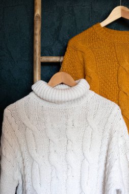 Askıda sıcak sonbahar kazakları. Sonbaharın soğuk günleri için rahat örgü, kış. Moda, sabitleyici, sürdürülebilir ikinci el alışveriş fikri