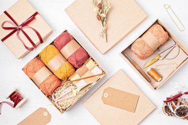 Örgü aşıkları için hediye kutusu hazırlıyorum. Plastiksiz sıfır atık paketi. Sonbahar tatilleri, noeller, anneler günü için aile ve arkadaşlar için kişisel çevre dostu sepet