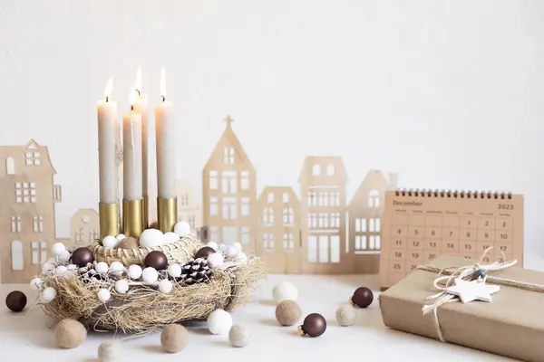 每到圣诞节的前一个星期日 都会点燃四支蜡烛 手工制作现代花环 传统的圣诞彩灯装饰 — 图库照片