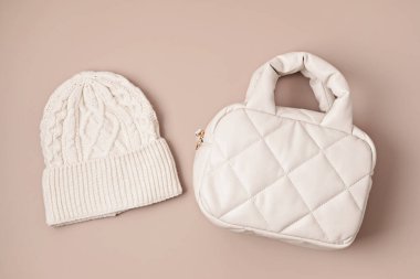 Pastel arka planda bej yün şapka. Şık bir kadın dış giysisi. Kış aksesuarları