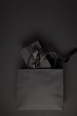 Siyah alışveriş çantası ve kurdeleli kutu. Kara Cuma satış şablonu. Model, düz çizgi, üst görünüm