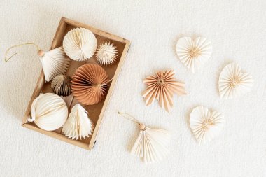 İskandinav yılbaşı kağıtları kutuda bal peteği süsleri. Modern sürdürülebilir noel süslemesi, minimalist ve plastiksiz. Üst manzara, düz uzanma