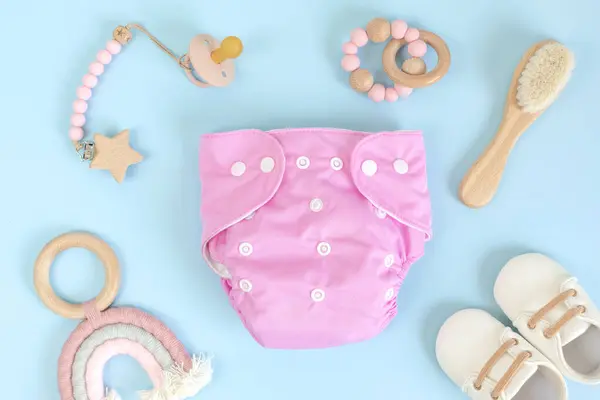 Flat Lay Met Herbruikbare Doek Babyluier Speelgoed Accessoires Milieuvriendelijk Luier — Stockfoto