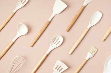 Pastel renginde mutfak gereçleri. Aşçılık günlüğü, dersler, atölye çalışması, tarif şablonu kavramı