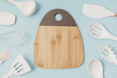 Pastel renginde mutfak gereçleri. Aşçılık günlüğü, dersler, atölye çalışması, tarif şablonu kavramı