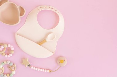 Bebek beslemek için önlük ve tabakla yatıyordu. İlk katı gıda fikriydi. Pastel renklerin üst görünümü