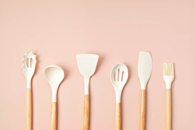 Pastel renginde mutfak gereçleri. Aşçılık günlüğü, dersler, atölye çalışması, tarif şablonu kavramı