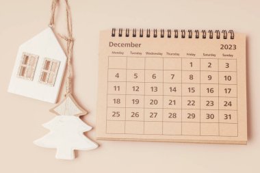 Aralık ve Noel süslemeleri için takvimli Noel arkaplanı. Kış bayramı kutlaması. Düz yatış, üst görünüm 