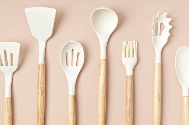 Pastel renginde mutfak gereçleri. Aşçılık günlüğü, dersler, atölye çalışması, tarif şablonu kavramı