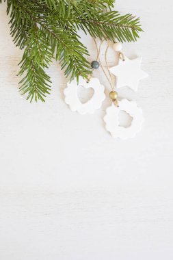 Havada kurumuş çamurdan yapılmış el yapımı Noel süslerinin üst görüntüsü. Xmas el sanatları, hobi, diy konsept