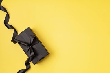 Kurdeleli kara kutu. Kara Cuma satış şablonu. Model, düz çizgi, üst görünüm