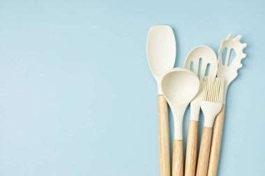 Pastel renginde mutfak gereçleri. Aşçılık günlüğü, dersler, atölye çalışması, tarif şablonu kavramı