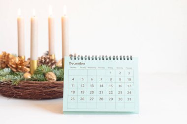 Her pazar Noel 'den önce dört mum yakılan el yapımı modern çelenk. Geleneksel diy xmas dekorasyonu