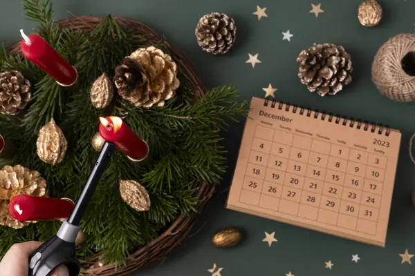 クリスマスと12月のカレンダーの前に毎日4本のろうそくで手作りのアドベンチャーリースを準備します 伝統的なDiy Xmasの装飾 — ストック写真